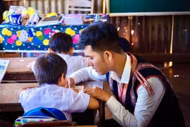 Gia Lai: Thầy giáo trẻ đa tài “giữ lửa” nghề dệt thổ cẩm