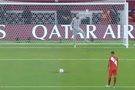 FIFA cấm thủ môn 'nhảy múa' khi bắt luân lưu 11m