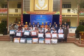 Công ty Điện lực Lào Cai giúp xã Nậm Tha, huyện Văn Bàn xây dựng nông thôn mới