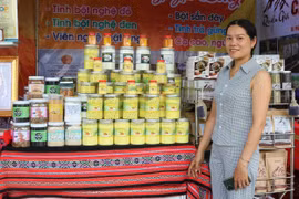Người phụ nữ chân đất chặt cà phê, trồng nghệ làm bột kiếm trăm triệu mỗi năm