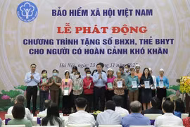 Trao yêu thương, lan tỏa nhân ái qua việc trao tặng sổ BHXH, thẻ BHYT đến người khó khăn