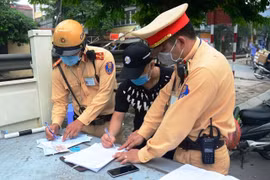 Chủ tịch Hà Nội nghiêm cấm cán bộ can thiệp xử lý vi phạm giao thông