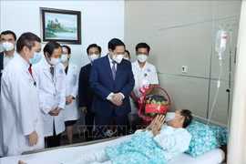 Thủ tướng thăm một số cơ sở kinh tế - xã hội tiêu biểu cho quan hệ hợp tác Việt Nam - Campuchia
