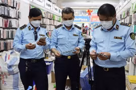 Sốc trước chiêu biến sạc điện thoại “rởm” thành hàng chính hãng