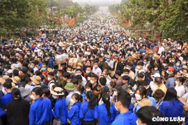 Hàng vạn người dân đổ về Đền Hùng, chen chân dâng hương giỗ Tổ
