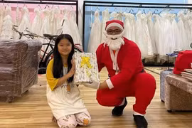 Dịch vụ ông già Noel tới tận nhà tặng quà hút khách mùa Giáng sinh
