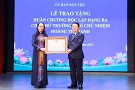 Trao Huân chương Độc lập hạng Ba và Quyết định nghỉ hưu cho Thứ trưởng, Phó Chủ nhiệm UBDT Hoàng Thị Hạnh