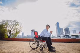 Thạc sĩ tâm lý dùng “đôi chân vô hình” bước qua nghịch cảnh, truyền động lực cho sinh viên
