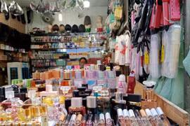 Nước hoa giả “đội lốt” hàng chính hãng tràn ngập các kênh trực tuyến, chợ đêm