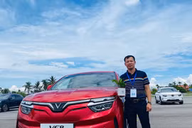Những chủ xe ô tô điện VF 8 đầu tiên “sửng sốt” trước tốc độ sản xuất của VinFast