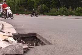 Phố Sa Đôi (Hà Nội): Nguy hiểm "trực chờ" từ hố ga mất nắp