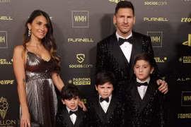 Messi có thể quay lại Barca vì vợ không thích Paris