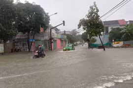 Mưa lớn khiến xe máy, ô tô bì bõm lội trong “biển nước” ở thành Vinh