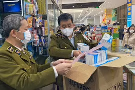 Hà Nội tăng cường kiểm tra việc bán trang thiết bị y tế phòng, chống dịch theo đúng giá niêm yết