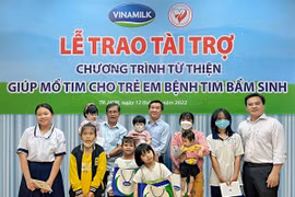 Vinamilk tiếp tục ủng hộ Hội Bảo trợ bệnh nhân nghèo TP.HCM 500 triệu đồng cho các bệnh nhi nghèo mổ tim năm 2022