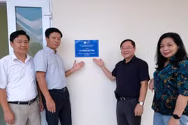 Trao tặng phòng học máy tính, học bổng cho học sinh huyện miền núi Mường Lát
