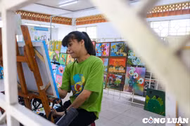 Tranh và hoa ‘nở’ từ đôi tay người khuyết tật