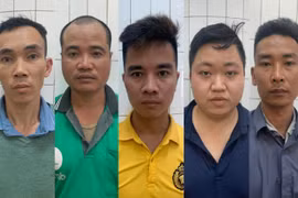 Triệt phá sới bạc ngay trên vỉa hè đường Phạm Hùng
