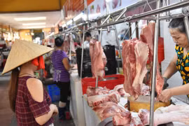 Nguy cơ mua phải thịt heo bẩn, người tiêu dùng cần làm gì?