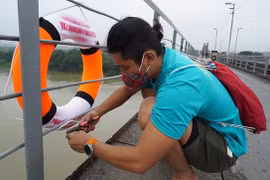 Nhiều phao cứu sinh vừa được lắp đặt trên cầu bắc qua sông Hồng bị lấy trộm