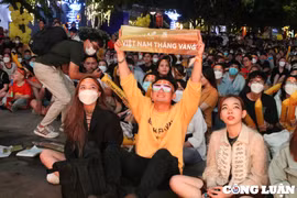 U23 Việt Nam vào chung kết: Người hâm mộ ‘cháy’ hết mình trong chiến thắng