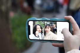 Phố đi bộ Hồ Gươm đông nghịt người trước thời khắc đón năm mới 2023