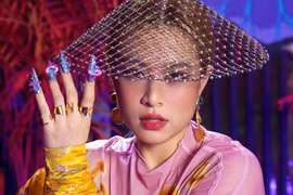 Hoàng Thuỳ Linh "Gieo quẻ" đầu năm gây sốt mạng xã hội