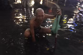 Đường ở TP. Thủ Đức mênh mông nước sau cơn mưa lớn: Người dân tự tay moi rác tại cống thoát nước