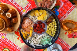 Lạ mắt với mâm mứt Tết truyền thống bằng… đất sét