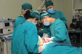Bóc khối u tuyến giáp khổng lồ cho cụ ông 78 tuổi