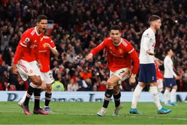 Ronaldo lập hat-trick giúp Man Utd đánh bại Tottenham