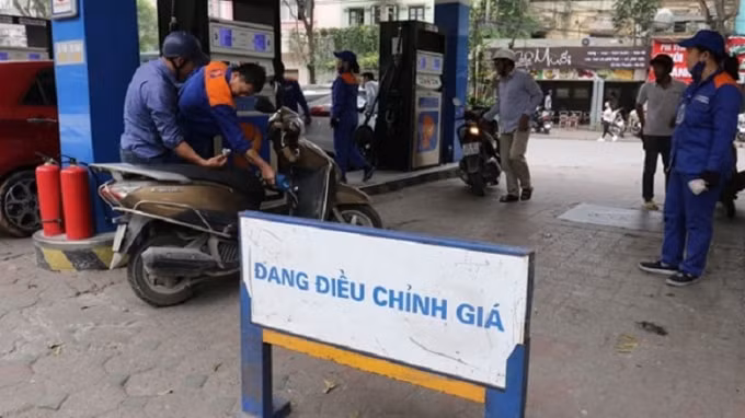 Sau khi điều chỉnh, giá xăng RON95-III là 20.134 đồng/lít. Ảnh minh họa