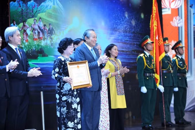 Ông Trương Hòa Bình, Ủy viên Bộ Chính trị, Phó Thủ tướng Thường trực Chính phủ thay mặt Chính phủ trao tặng Huân chương Lao động hạng nhất cho Quỹ Học bổng Vừ A Dính. Ảnh: Hoàng Hùng