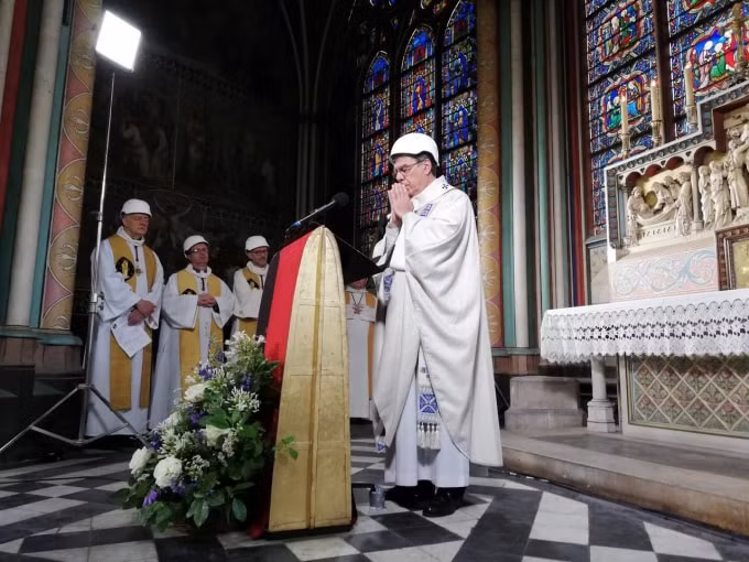 Các cha xứ cầu nguyện bên trong nhà thờ Đức bà Paris. Ảnh: Reuters