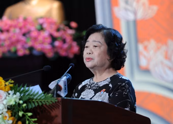 Bà Trương Mỹ Hoa (Nguyên Phó chủ tịch nước CHXHCN Việt Nam, Chủ tịch Quỹ học bổng Vừ A Dính) phát biểu khai mạc chương trình. Ảnh: HH