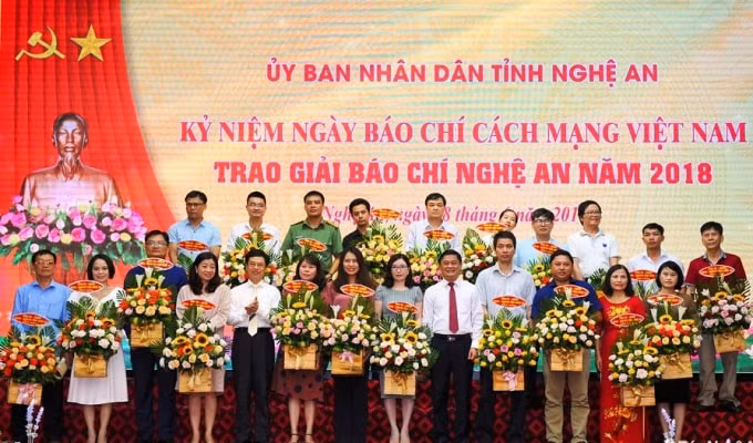 Lãnh đạo tỉnh Nghệ An tặng hoa chúc mừng các cơ quan báo chí trung ương và địa phương đóng trên địa bàn. (Ảnh báo Nghệ An)