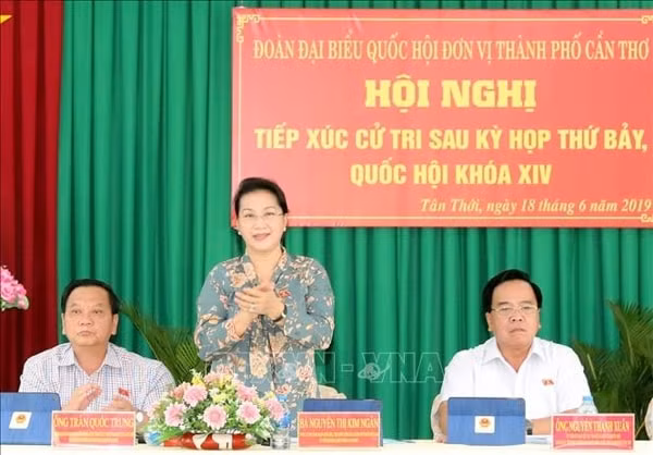 Chủ tịch Quốc hội Nguyễn Thị Kim Ngân phát biểu tại buổi tiếp xúc cử tri. Ảnh: TTXVN