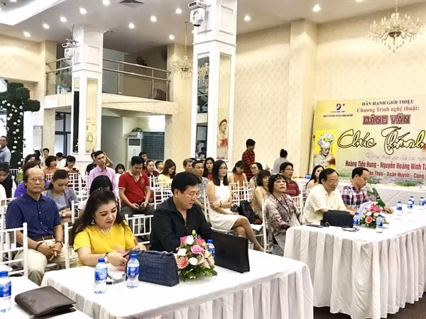 Lễ khởi công vở kịch có sự góp mặt của ê kíp sáng tạo cùng đại diện của Cục Nghệ thuật biểu diễn, Hội Nghệ sĩ Sân khấu Việt Nam và nhiều nhà báo, nghệ sĩ quan tâm đến vở kịch. Ảnh: Báo vanhoa