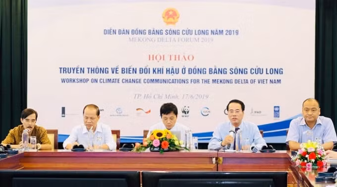 Nhà báo Lê Quốc Hưng (ngoài cùng bên trái) tại hội thảo truyền thông về biến đổi khí hậu ở ĐBSCL