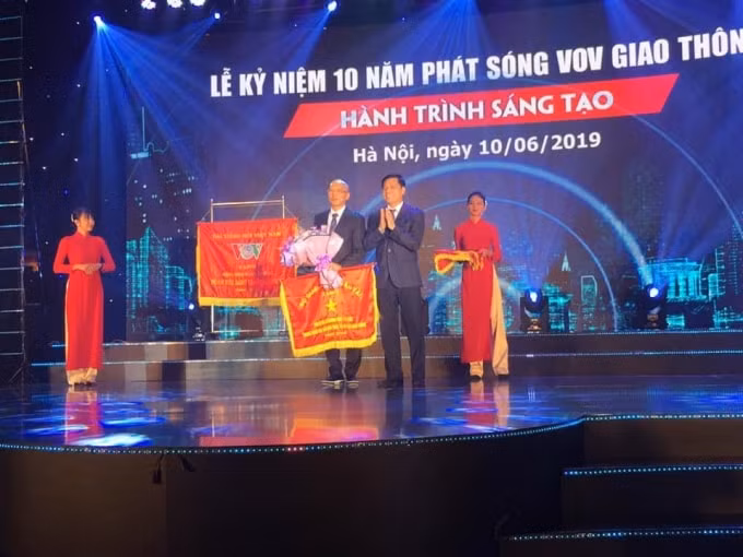 Thứ trưởng Bộ GTVT Nguyễn Ngọc Đông trao cờ cho VOV Giao thông vì đã có thành tính xuất sắc trong đảm bảo ATGT. Ảnh:baogiaothong.vn