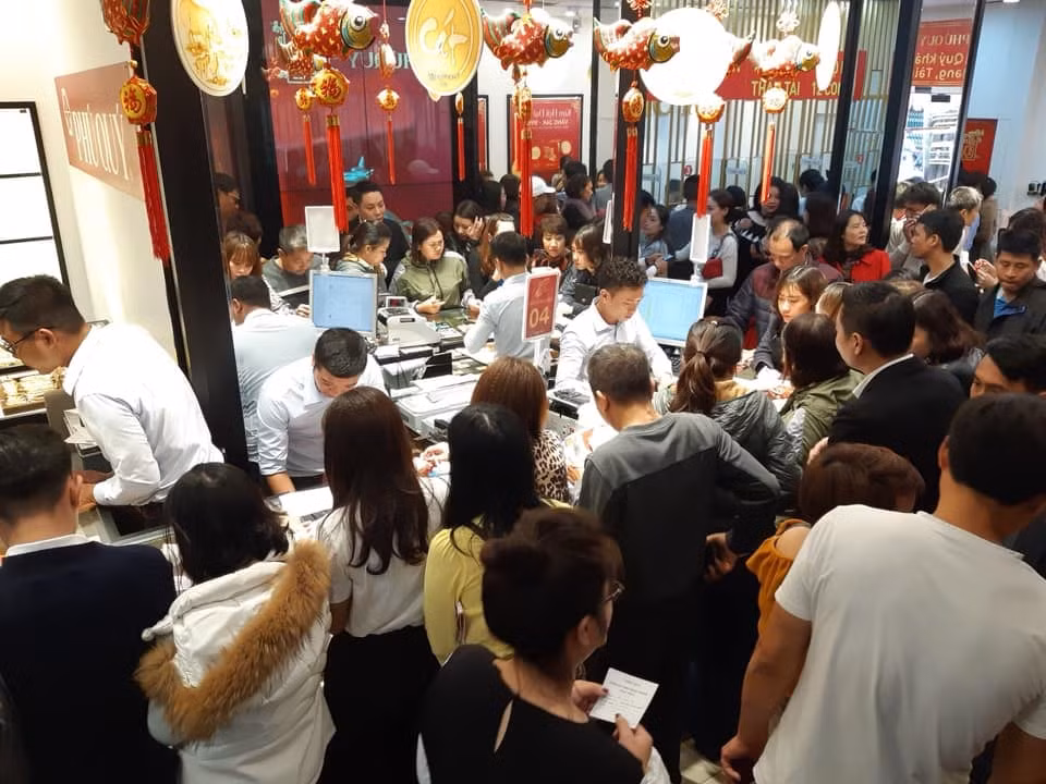 Khách hàng mua vàng. Ảnh: Thành Nam