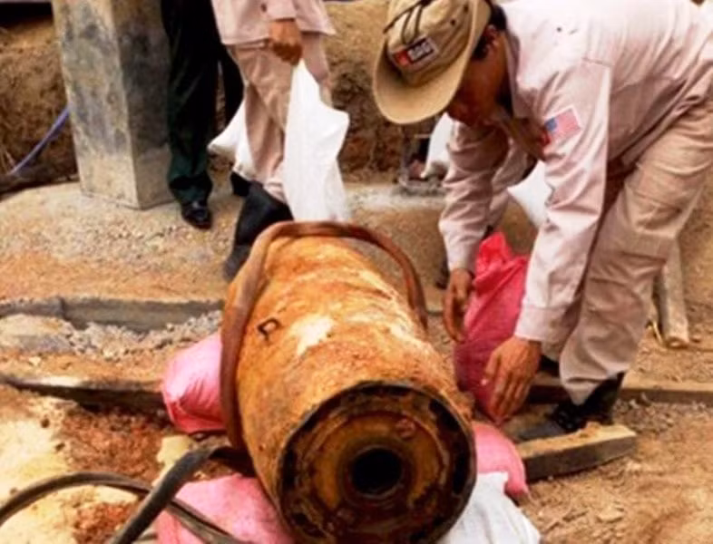 Lực lượng chức năng đã xử lý thành công quả bom dưới móng nhà dân. Ảnh CTV