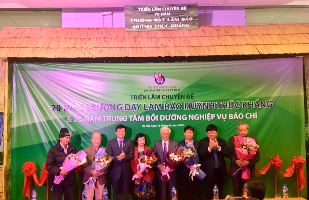 Đồng chí Hồ Quang Lợi, Phó Chủ tịch Thường trực Hội Nhà báo Việt Nam và đồng chí Nguyễn Thế Kỷ, Ủy viên Trung ương Đảng, Tổng Giám đốc Đài Tiếng nói Việt Nam chụp ảnh lưu niệm cùng với thân nhân các gia đình giảng viên và các cựu học viên của trường dạy làm báo Huỳnh Thúc Kháng. Ảnh: Huy Hoàng