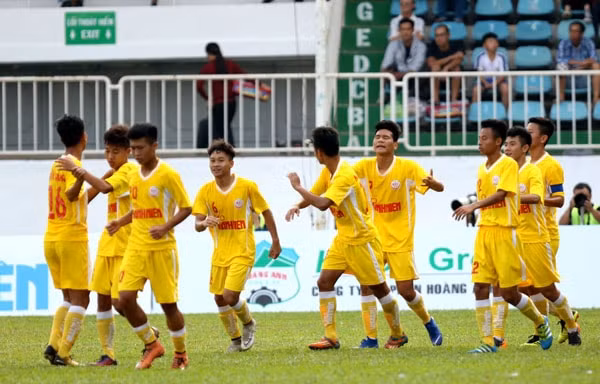 Các cầu thủ U19 Hà Nội ăn mừng bàn thắng mở tỉ số. Ảnh: Khả Hoà