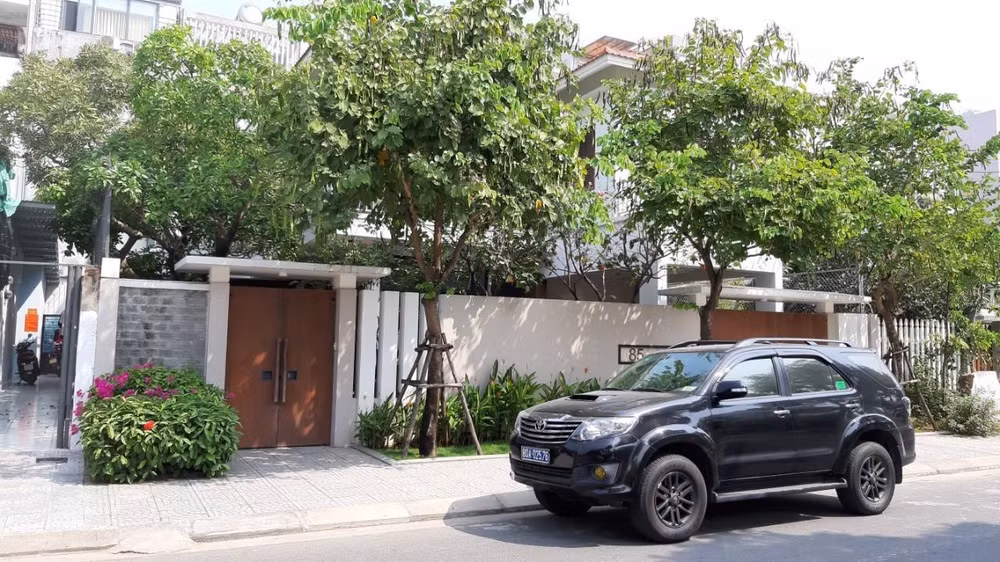 Khám xét nhà ông Nguyễn Ngọc Tuấn - nguyên Phó Chủ tịch TP. Đà Nẵng. (ảnh Hồ Giáp)