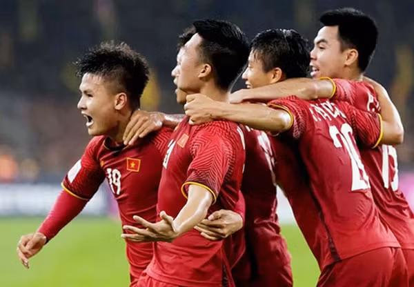 Quang Hải và các đồng đội sẽ được trợ giúp rất nhiều khi có được sự sát cảnh từ 2 tuyển thủ trên độ tuổi U22. Ảnh: VFF