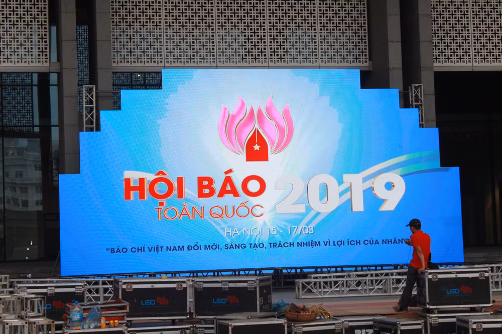 Màn hình led kích thước lớn được đặt giữa sân khấu chính.
