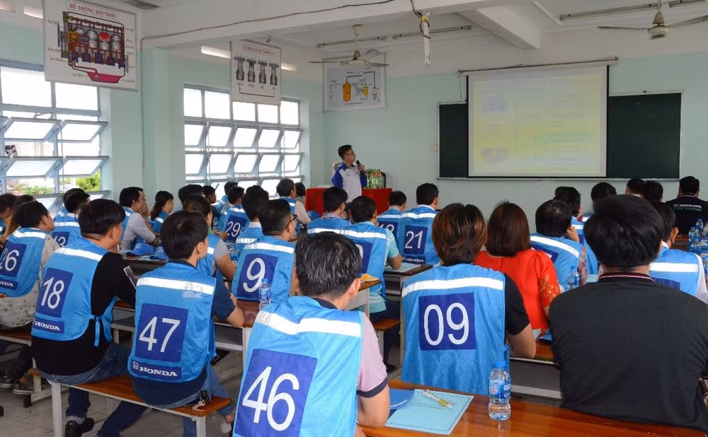 Các học viên trong chương trình ôn luyện kiến thức về luật giao thông...
