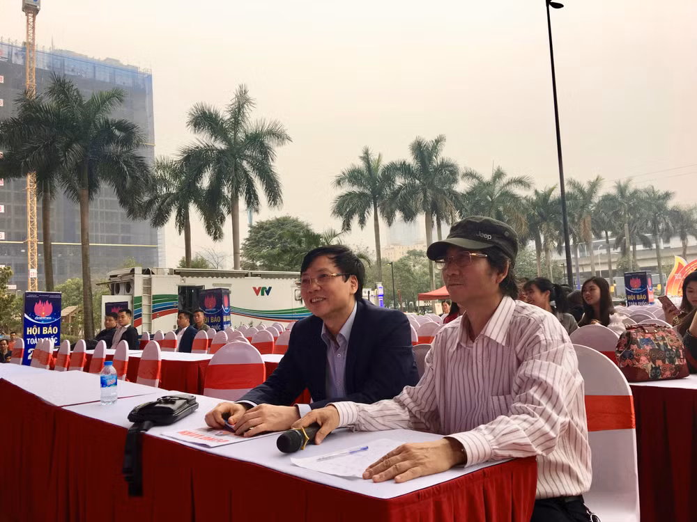 Đồng chí Phó Chủ tịch Thường trực Hội Nhà báo Việt Nam Hồ Quang Lợi và NSƯT Trọng Thủy - Phó giám đốc Nhà hát tuổi trẻ Việt Nam tham dự và chỉ đạo buổi Tổng duyệt lần cuối Hội báo Toàn quốc 2019. Ảnh: Hoàng Huy
