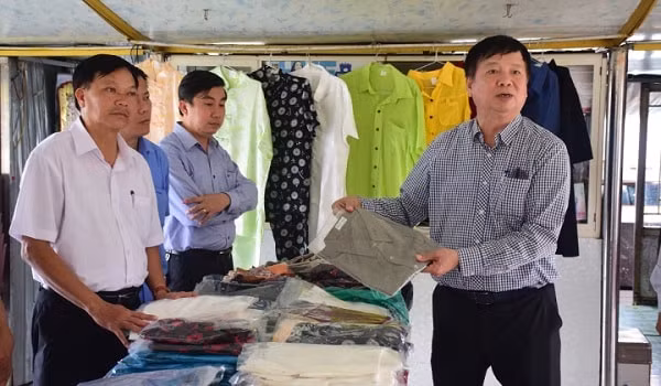Phó Chủ tịch UBND tỉnh Nguyễn Dung yêu cầu các hộ kinh doanh phải thực hiện nghiêm quy định niêm yết giá.